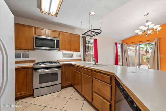 4703 W Gatehinge Court, Tucson, AZ 85741