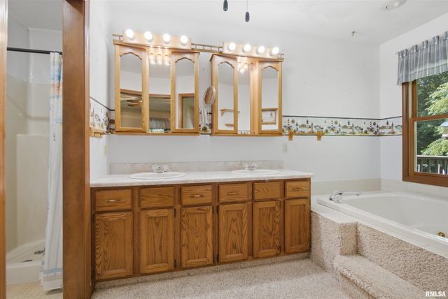 120 HOLLANDS GROVE Lane, Washington, IL 61571
