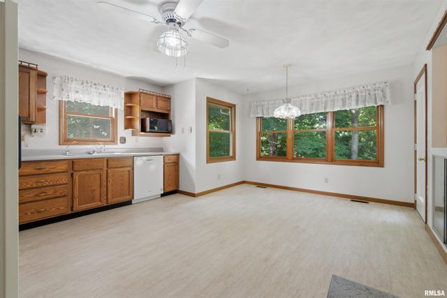 120 HOLLANDS GROVE Lane, Washington, IL 61571