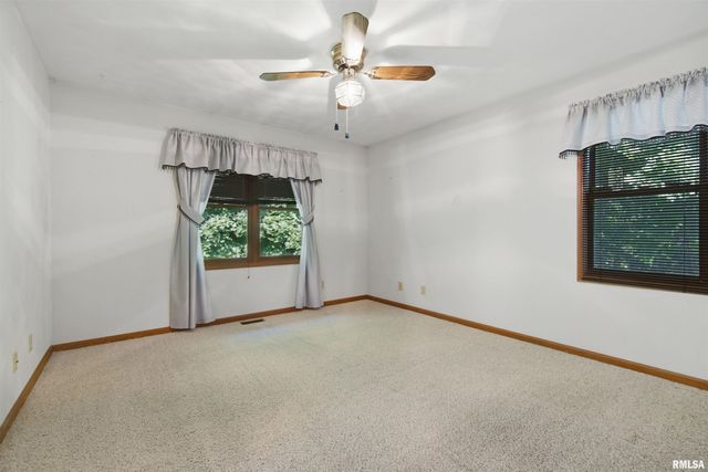 120 HOLLANDS GROVE Lane, Washington, IL 61571