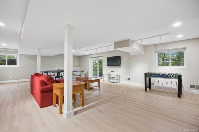 4 Mohican Trail, Scarsdale, NY 10583