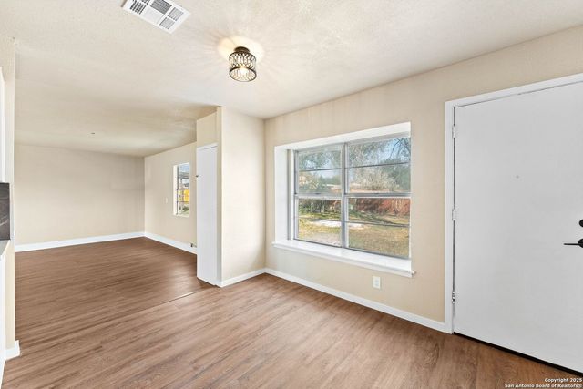 9010 Bowline St, San Antonio, TX 78242