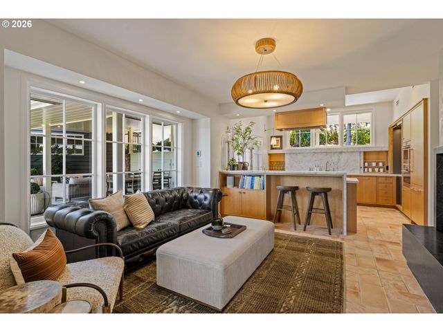 875 W 36TH Ave, Eugene, OR 97405