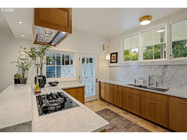 875 W 36TH Ave, Eugene, OR 97405