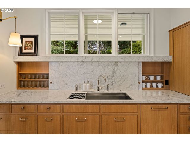 875 W 36TH Ave, Eugene, OR 97405