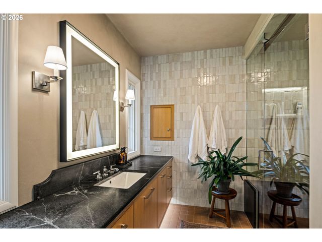 875 W 36TH Ave, Eugene, OR 97405