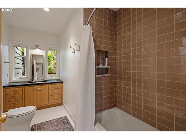 875 W 36TH Ave, Eugene, OR 97405