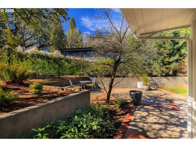 875 W 36TH Ave, Eugene, OR 97405