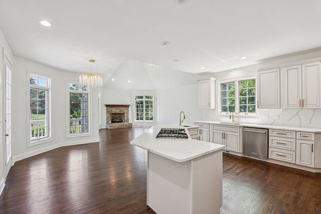 6605 Oakwood Manor Drive, Crystal Lake, IL 60012