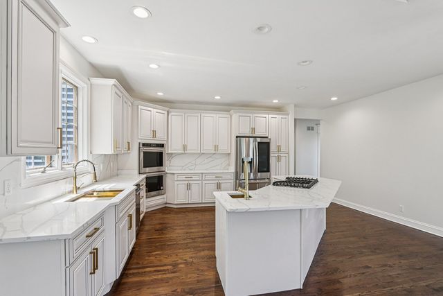 6605 Oakwood Manor Drive, Crystal Lake, IL 60012