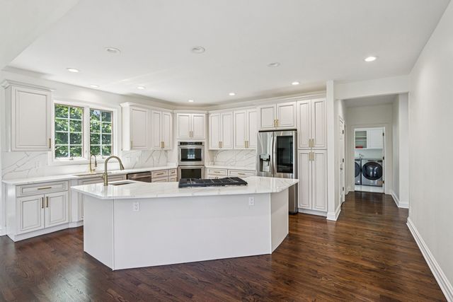 6605 Oakwood Manor Drive, Crystal Lake, IL 60012