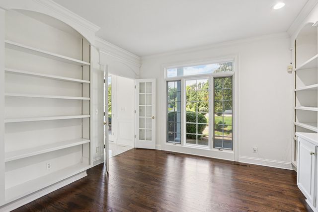 6605 Oakwood Manor Drive, Crystal Lake, IL 60012