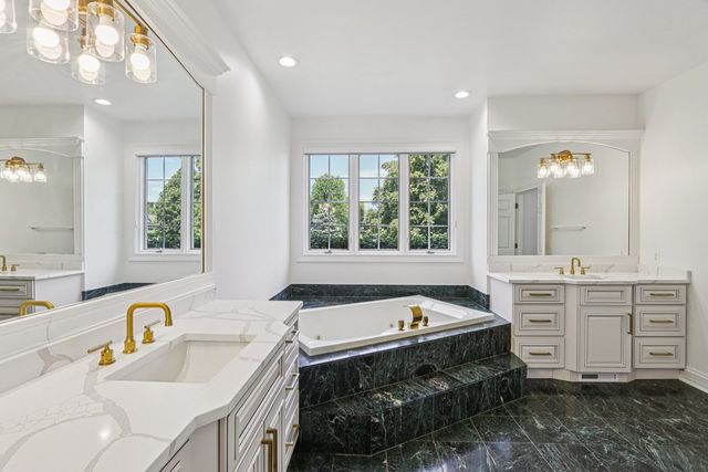 6605 Oakwood Manor Drive, Crystal Lake, IL 60012