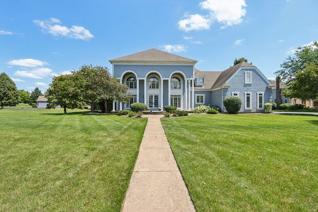 6605 Oakwood Manor Drive, Crystal Lake, IL 60012
