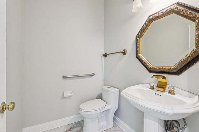 6605 Oakwood Manor Drive, Crystal Lake, IL 60012