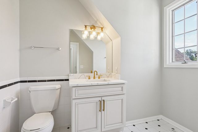 6605 Oakwood Manor Drive, Crystal Lake, IL 60012