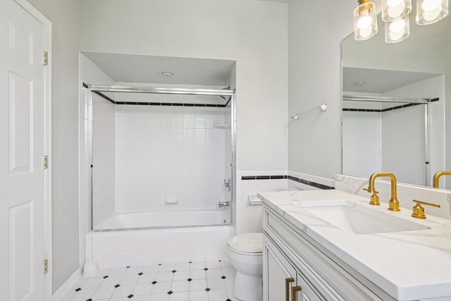 6605 Oakwood Manor Drive, Crystal Lake, IL 60012