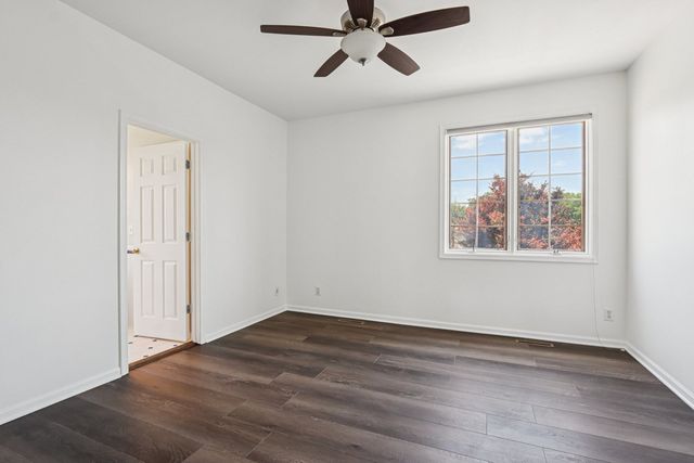 6605 Oakwood Manor Drive, Crystal Lake, IL 60012