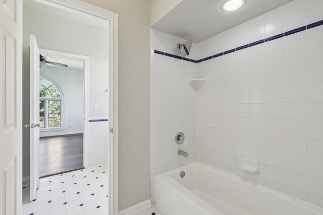 6605 Oakwood Manor Drive, Crystal Lake, IL 60012