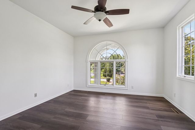 6605 Oakwood Manor Drive, Crystal Lake, IL 60012