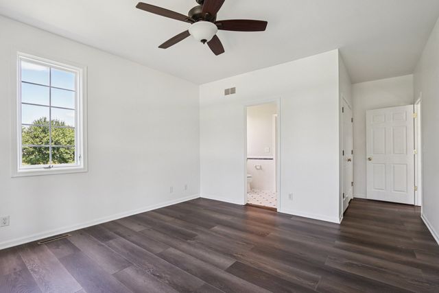 6605 Oakwood Manor Drive, Crystal Lake, IL 60012