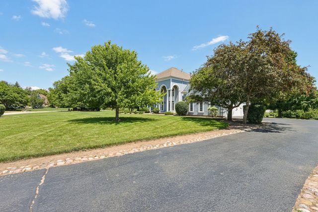 6605 Oakwood Manor Drive, Crystal Lake, IL 60012