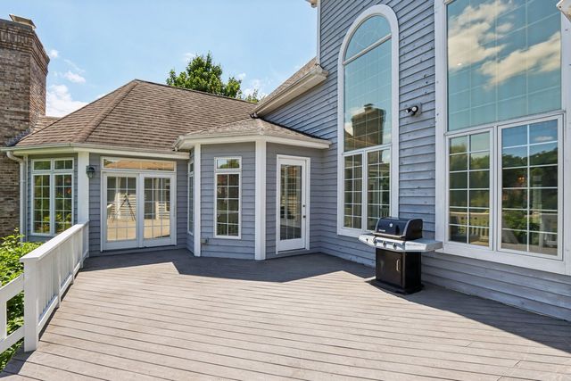 6605 Oakwood Manor Drive, Crystal Lake, IL 60012