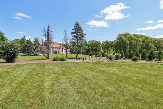 6605 Oakwood Manor Drive, Crystal Lake, IL 60012