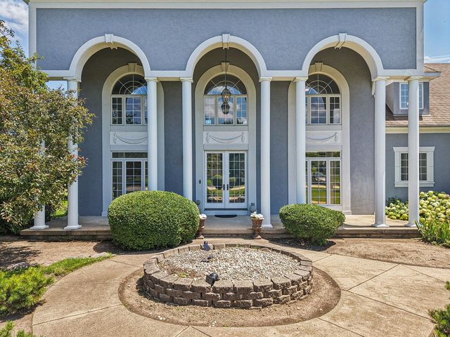 6605 Oakwood Manor Drive, Crystal Lake, IL 60012