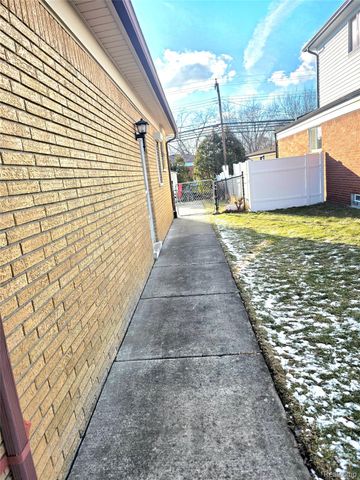 32629 Dover Avenue, Warren, MI 48088