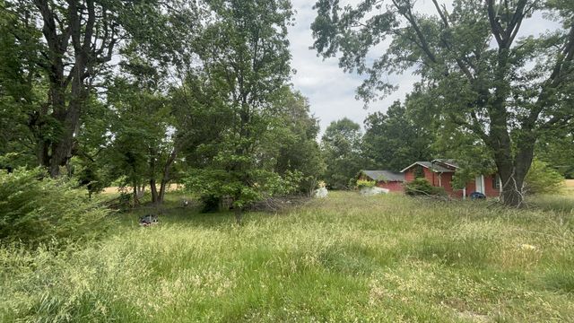 1229 N 1st St, Westmoreland, TN 37186