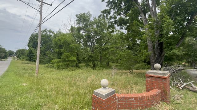 1229 N 1st St, Westmoreland, TN 37186