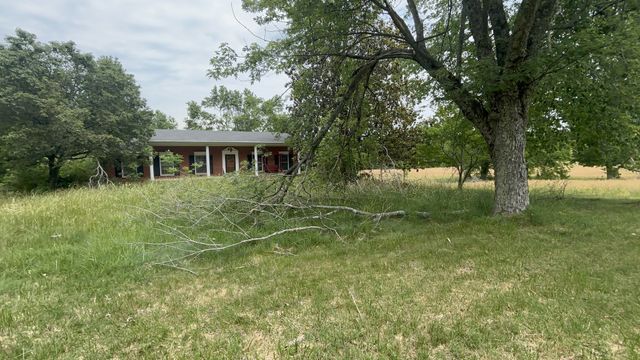 1229 N 1st St, Westmoreland, TN 37186
