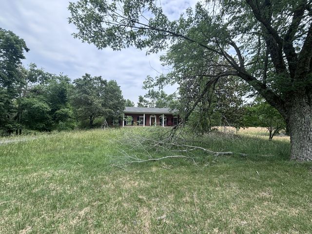 1229 N 1st St, Westmoreland, TN 37186