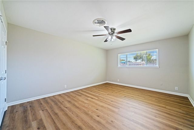 429 Montclair Dr, Corpus Christi, TX 78412