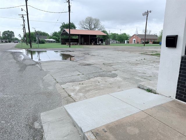 219 N Pearl Street, Trenton, TX 75490