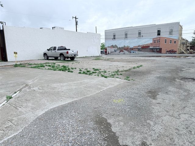 219 N Pearl Street, Trenton, TX 75490