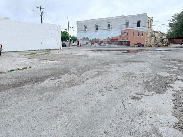 219 N Pearl Street, Trenton, TX 75490