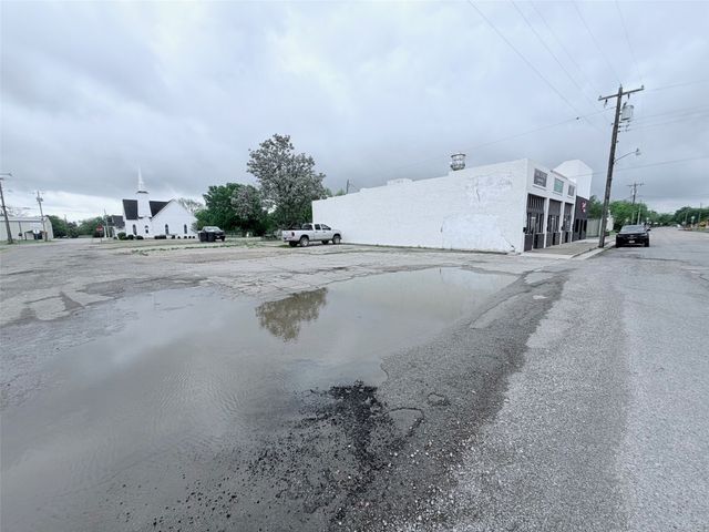 219 N Pearl Street, Trenton, TX 75490