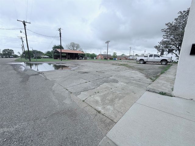 219 N Pearl Street, Trenton, TX 75490