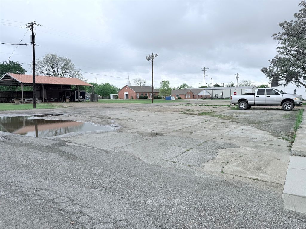 219 N Pearl Street, Trenton, TX 75490