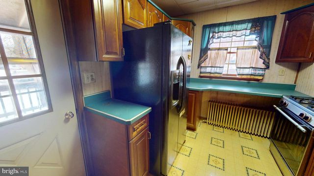 21 E WALNUT ST, Sellersville, PA 18960