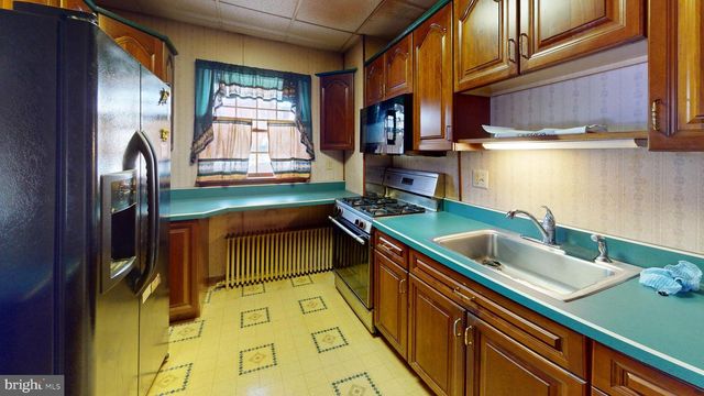 21 E WALNUT ST, Sellersville, PA 18960