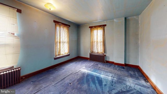 21 E WALNUT ST, Sellersville, PA 18960