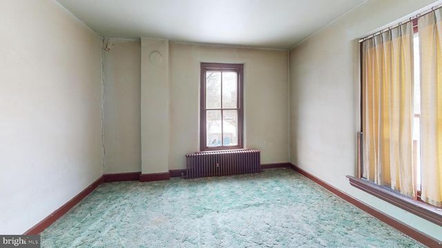 21 E WALNUT ST, Sellersville, PA 18960