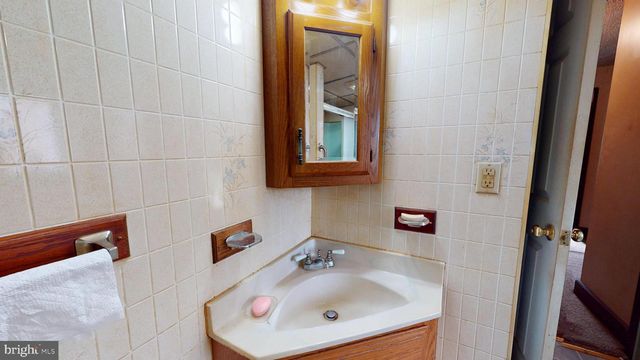 21 E WALNUT ST, Sellersville, PA 18960