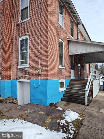 21 E WALNUT ST, Sellersville, PA 18960