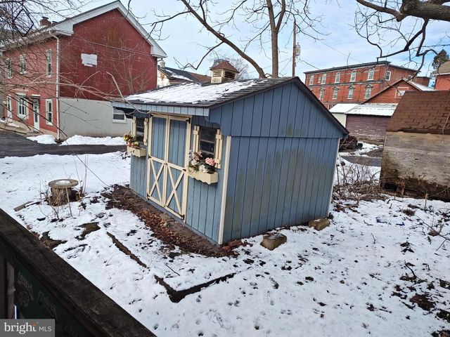 21 E WALNUT ST, Sellersville, PA 18960