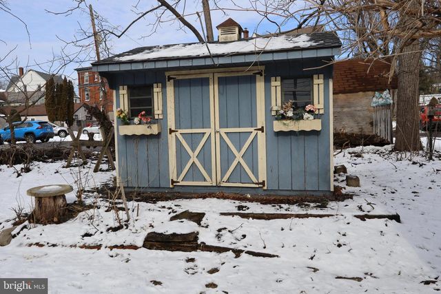 21 E WALNUT ST, Sellersville, PA 18960