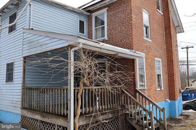 21 E WALNUT ST, Sellersville, PA 18960